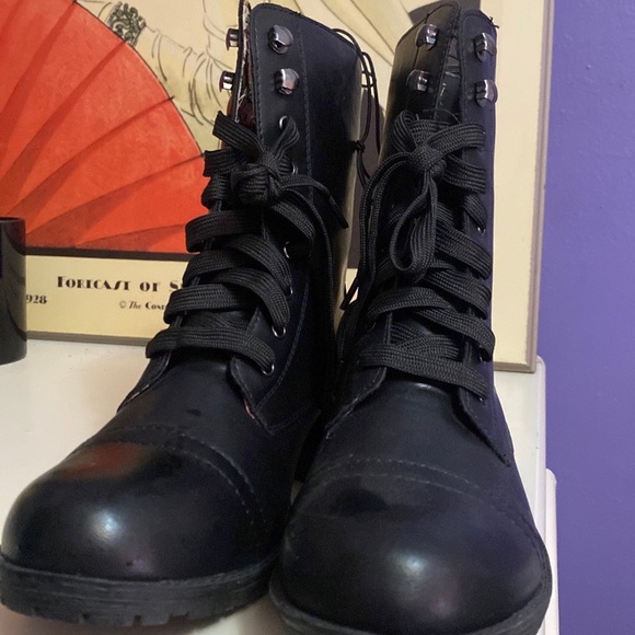 Hot Topic Shoes - Hot topic boots size 6